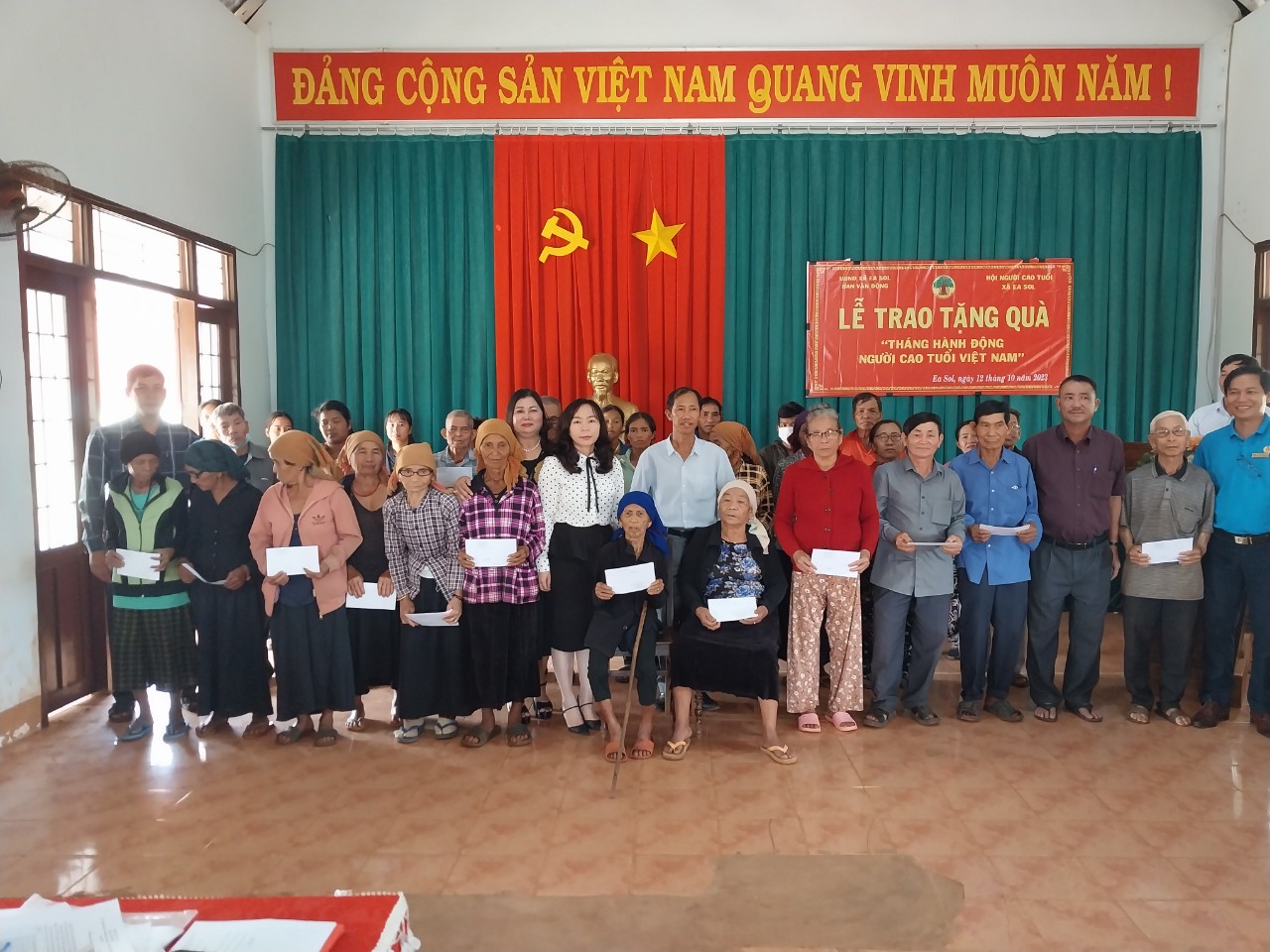 Hội NCT xã tặng quà dịp "Tháng hành động vì NCT Việt Nam"